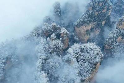 張家界再迎春雪，千峰沐雪如仙境