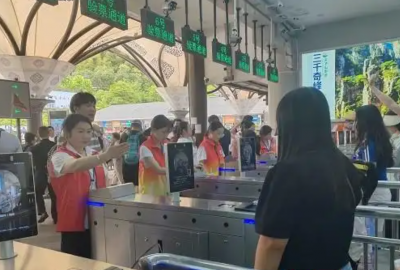 2025年火爆“五一”假期，張家界口岸出入境旅客超9100人次